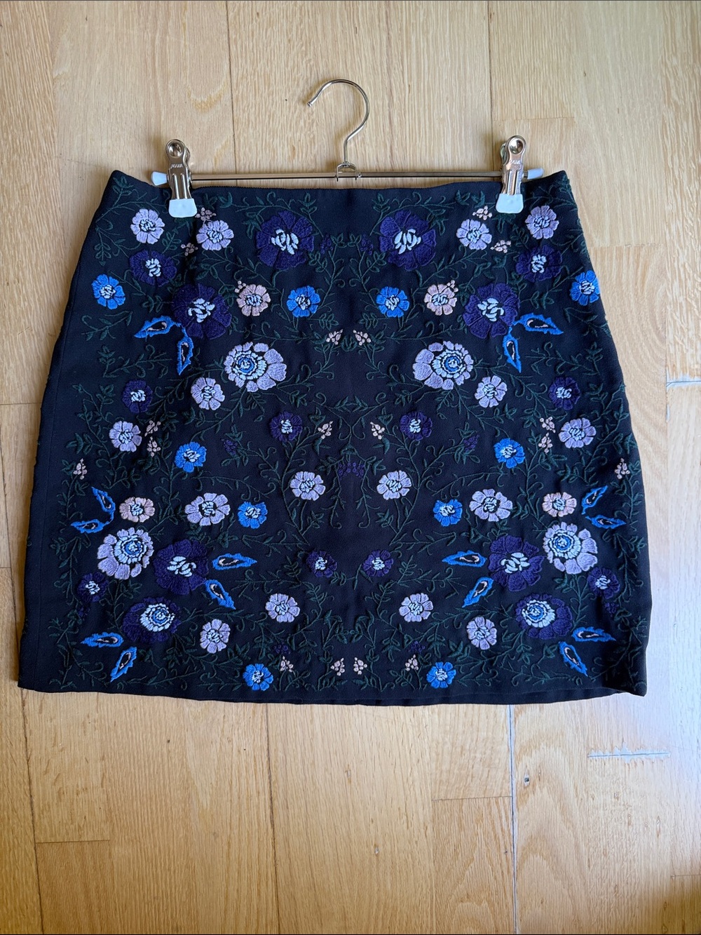Club Monaco embroidered floral skirt size 4